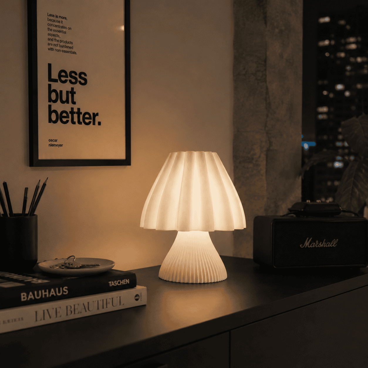 Luminária LOOMA CORE branca em mesa lateral